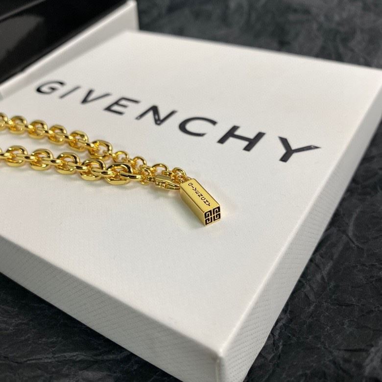 GIVENCHY